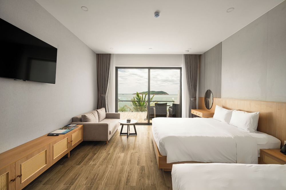 Premier Room, 2 Queen Beds, Beach View