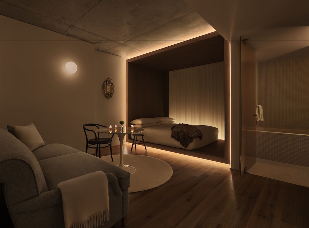 Room (King with Sofa Bed) photo 1