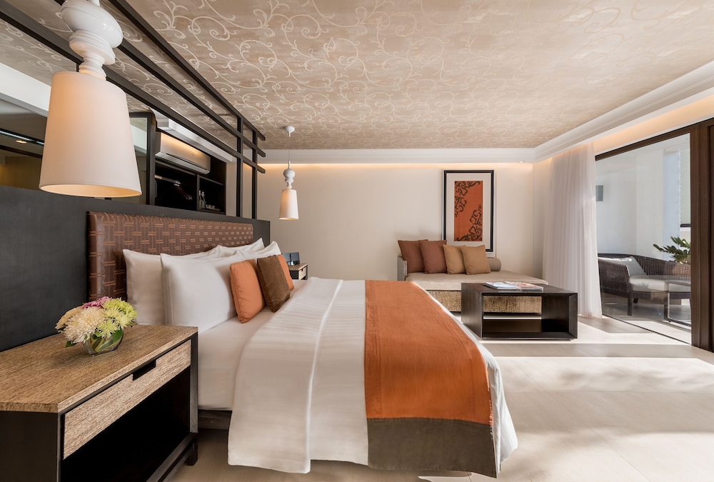 Premier Room, 1 King Bed photo 1