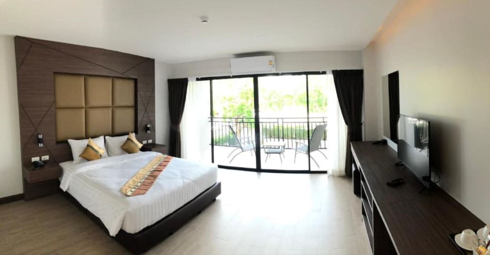 Grand Deluxe Pool View - Photo 3