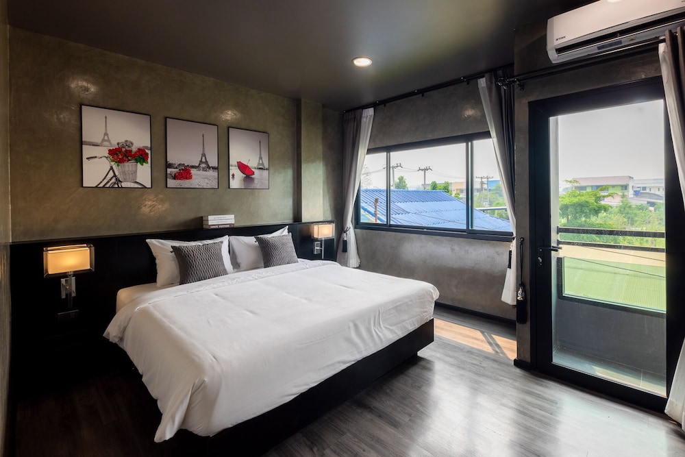 Standard King Room - Photo 5