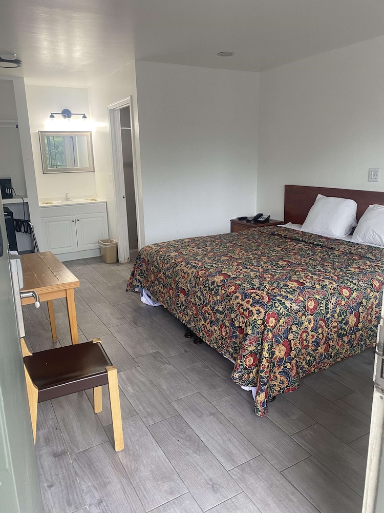 Basic Room, 1 King Bed, Smoking