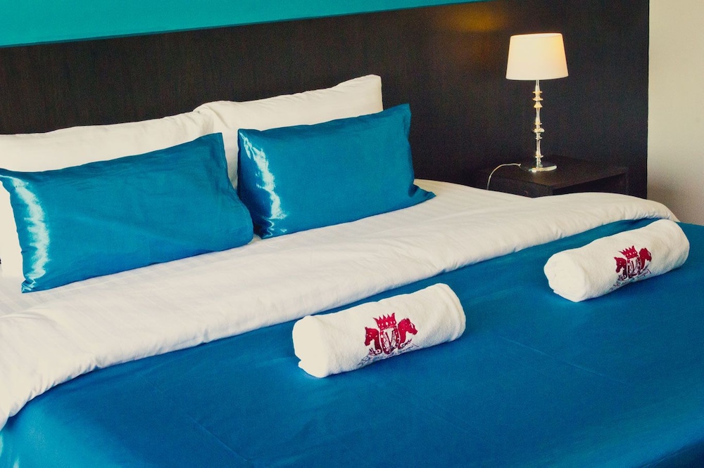 1 Bedroom Deluxe Suite photo 2