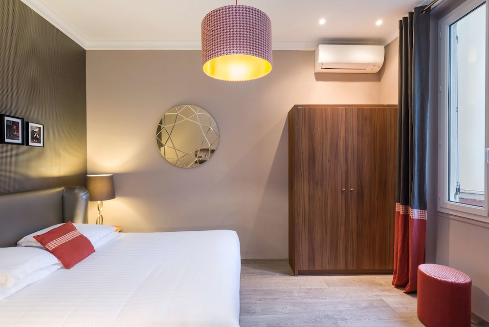 Deluxe Room, 1 King Bed, Non Smoking (Larger Room) - Photo 1