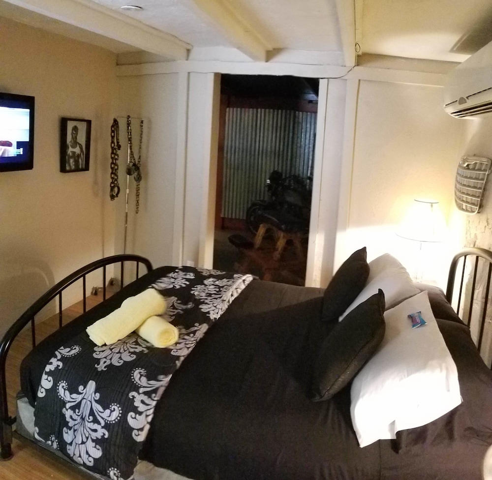 Cottage, Men only, Non Smoking (Dungeon ) photo 2