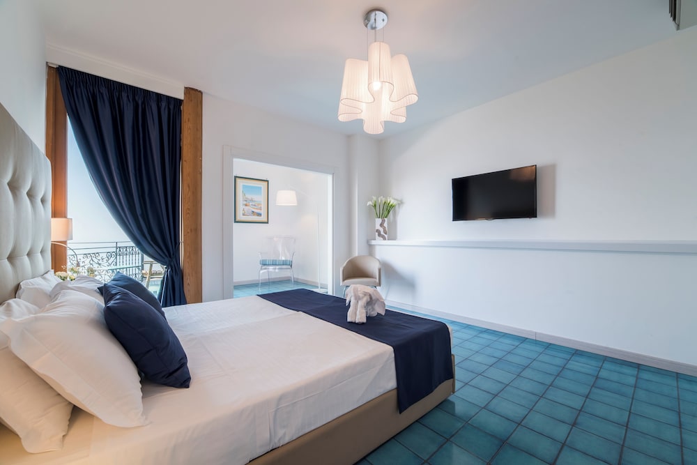 Deluxe Room, Sea View - Photo 2