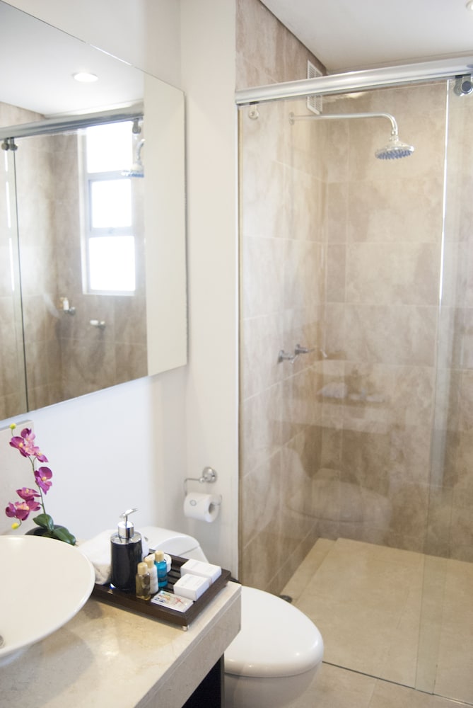Suite - Photo 14