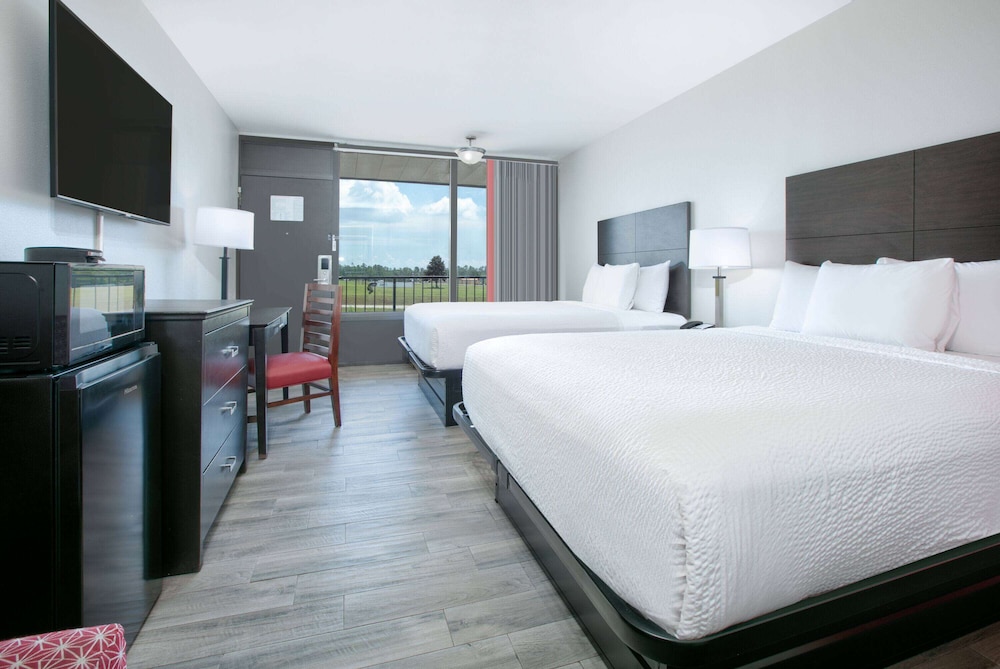 Room, 2 Queen Beds, Non Smoking, Poolside (Interior) - Photo 3
