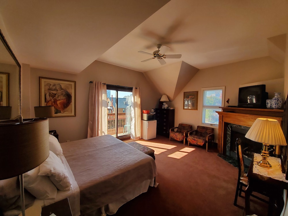 Junior Suite (Bed Type Assigned by Hotel At Time of Booking Based on Availability)