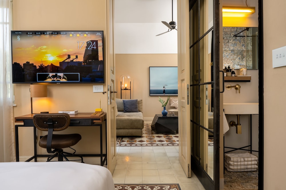 Executive Suite, 1 Bedroom, Balcony photo 1