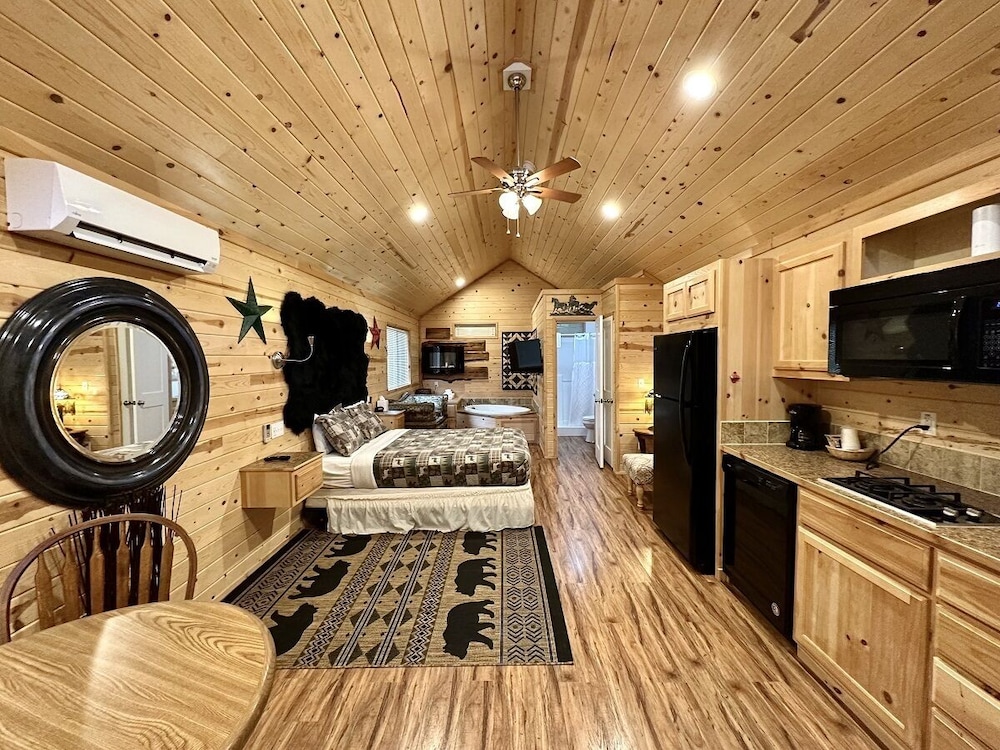 Cabin, 1 Queen Bed, Non Smoking, Jetted Tub photo 2