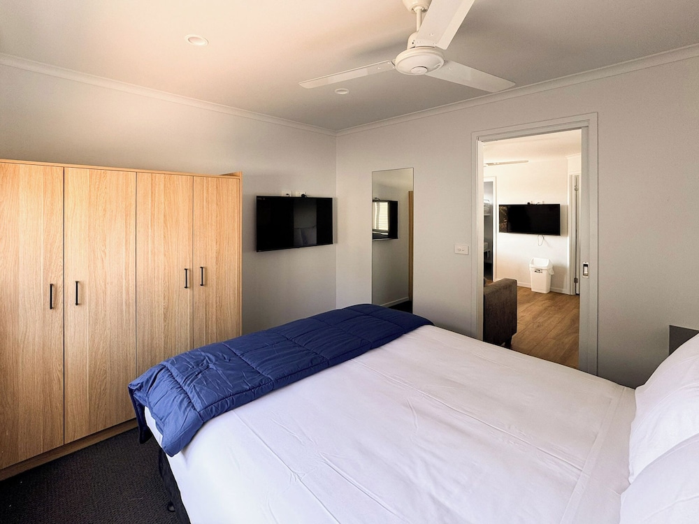 Classic Cabin (Sleeps 6) photo 3
