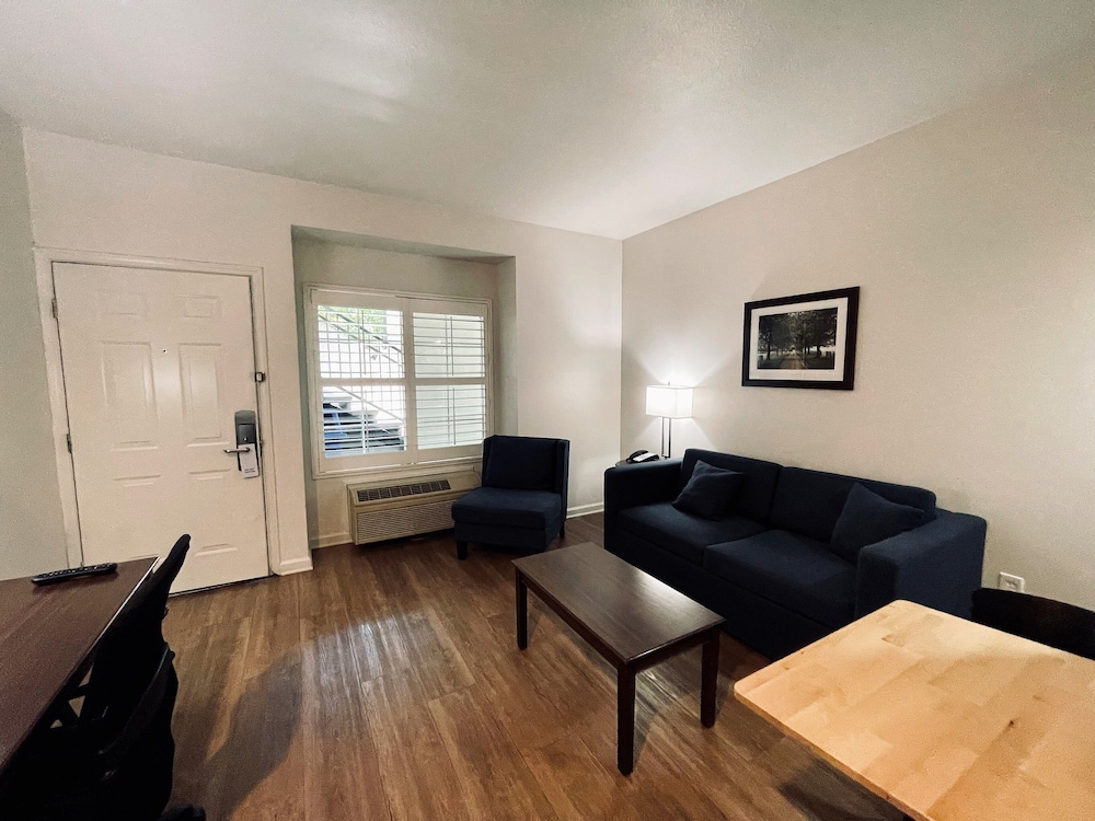 Suite, 1 King Bed, Kitchenette (King Suite Kitchenette) photo 2