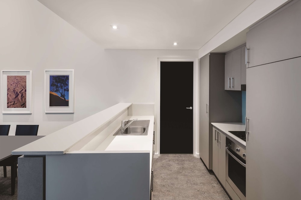 Premier Apartment, 1 Bedroom (King or Twin, Weekly Housekeeping) thumbnail 6