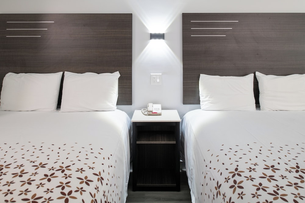 Deluxe Double Queen Room