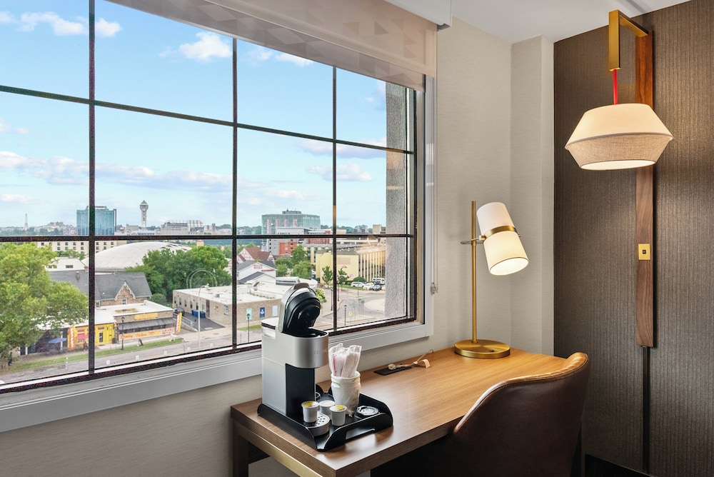 Suite, 1 King Bed (Canadian Skyline View) - Photo 7