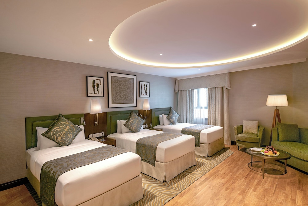 Family Room, City View photo 2