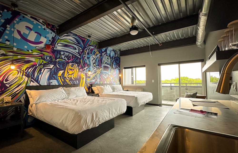 Single Room, 2 Queen Beds photo 2