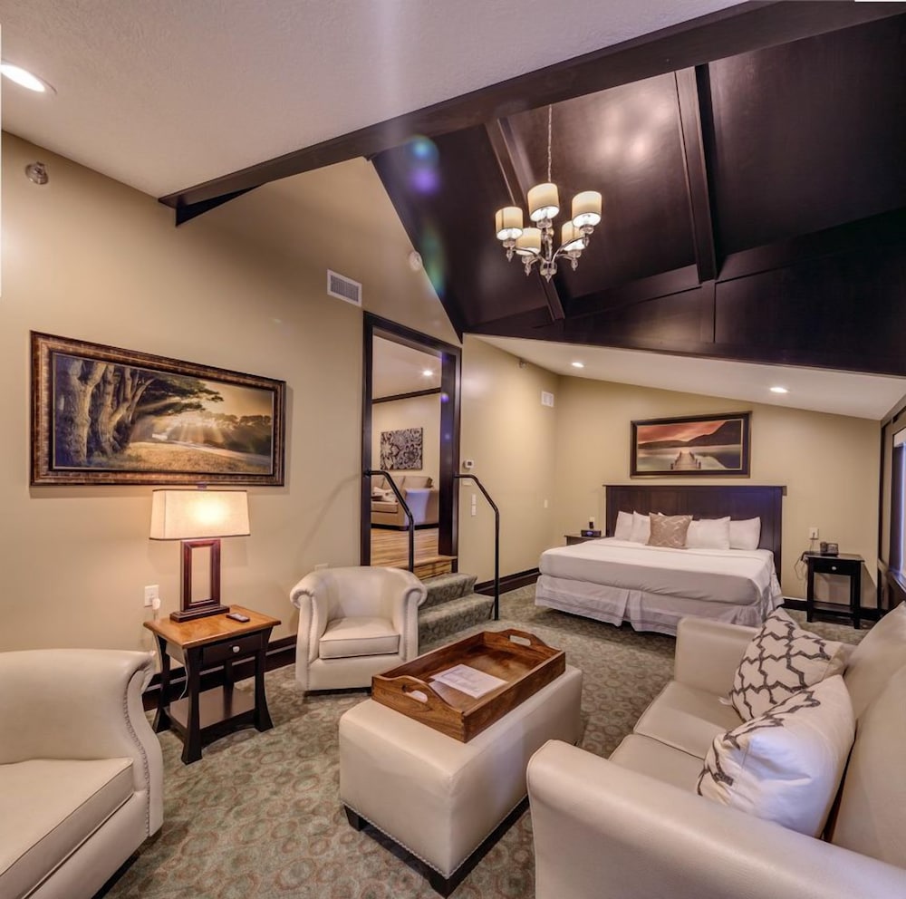 King Suite with Full and Twin (407)