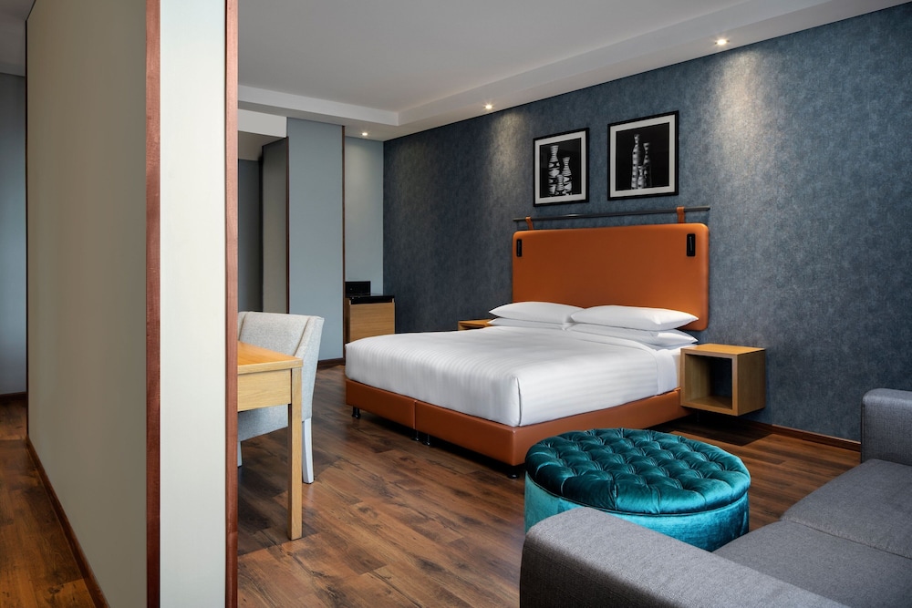 Junior Suite, 1 King Bed - Photo 1