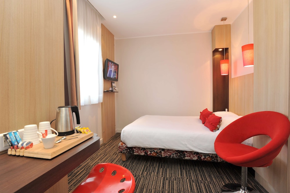 Standard Room, 1 Queen Bed, Non Smoking - Photo 2