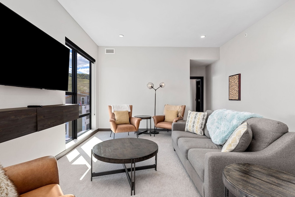 Suite, 2 Bedrooms, Mobility Accessible (Communications) - Photo 11