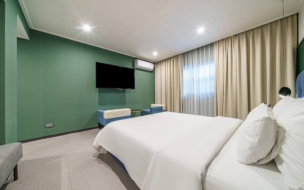 Room (Suite family bath - Starbucks coffee ) - Photo 12