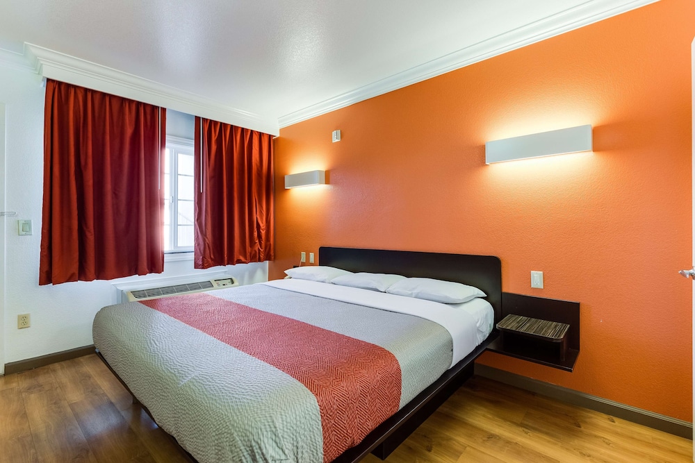 Standard Room, 1 King Bed, Accessible, Non Smoking photo 2