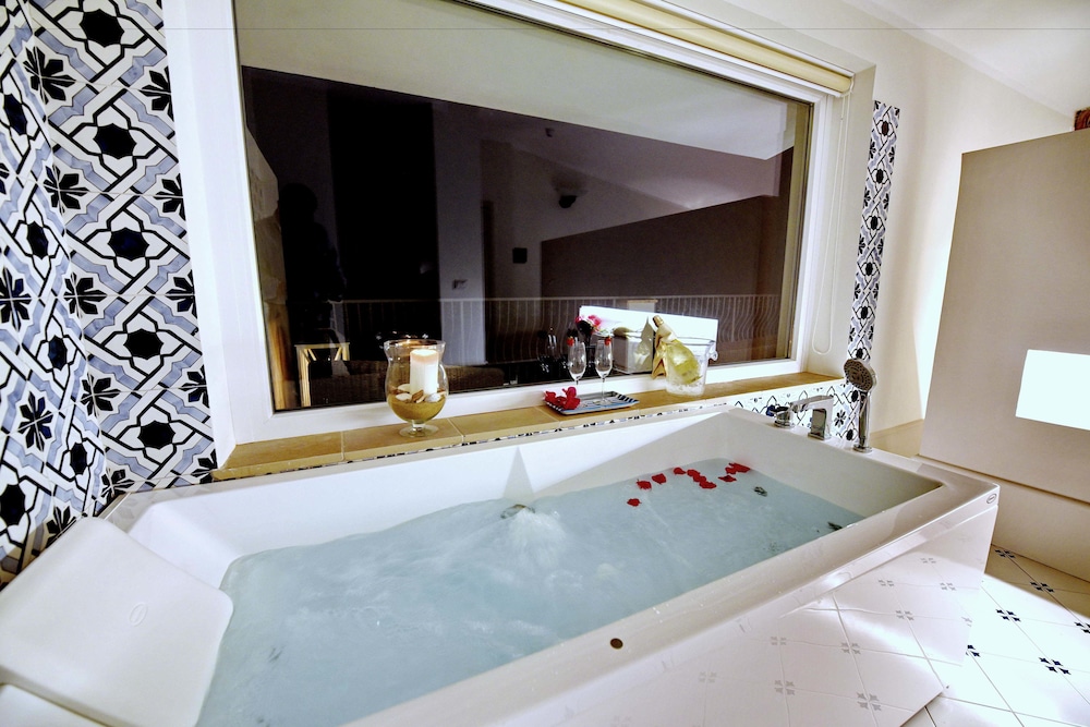 Deluxe Suite, 1 King Bed, Hot Tub, Sea Facing photo 2