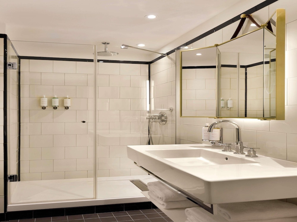 Deluxe Room, 1 King Bed, City View