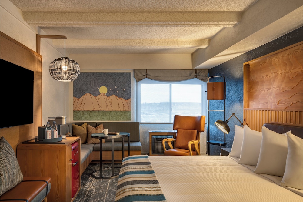 Room, 1 King Bed, Harbor View thumbnail 5