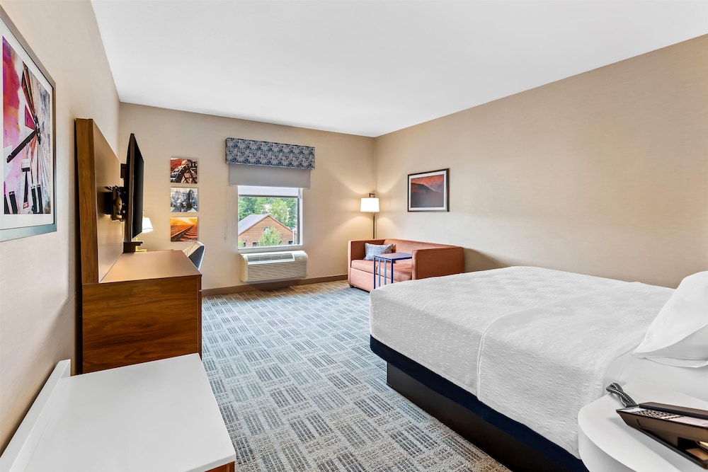 Room, 1 King Bed, Refrigerator & Microwave (with Sofa Bed) - Photo 1