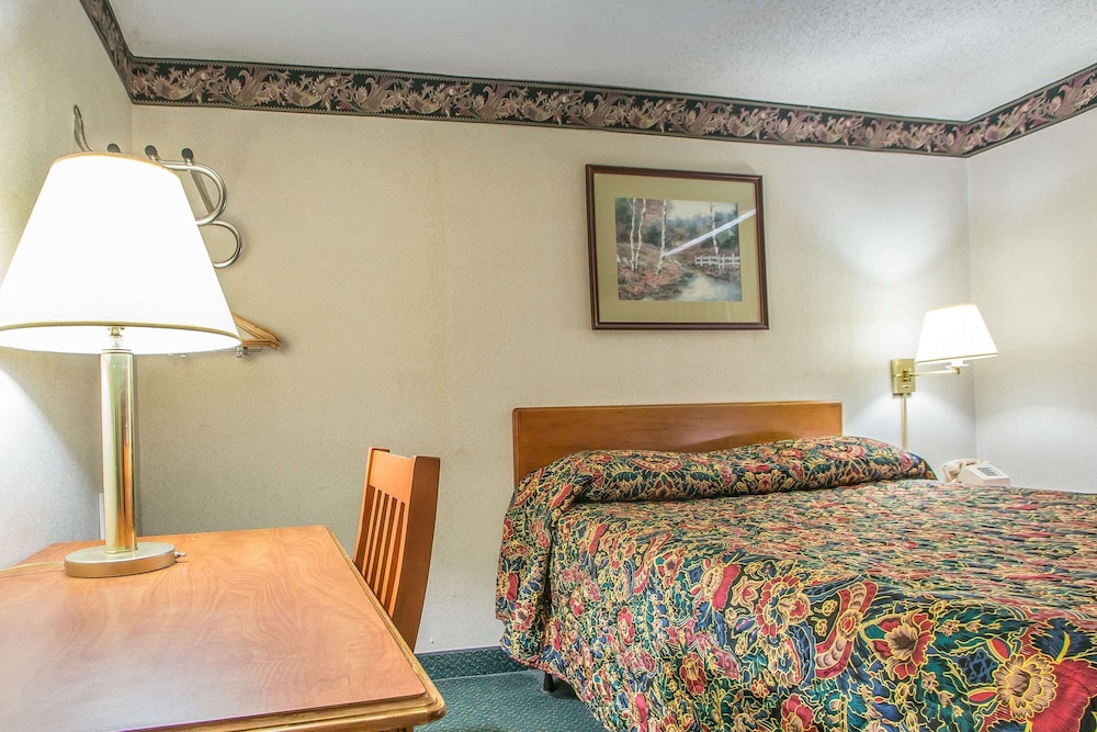 Standard Room, 1 Queen Bed, Non Smoking - Photo 2