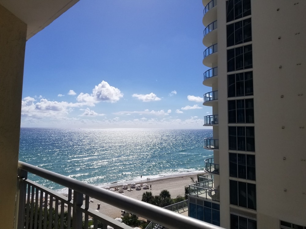 Suite, Multiple Beds, Accessible, Partial Ocean View (Roll-In Shower) - Photo 5