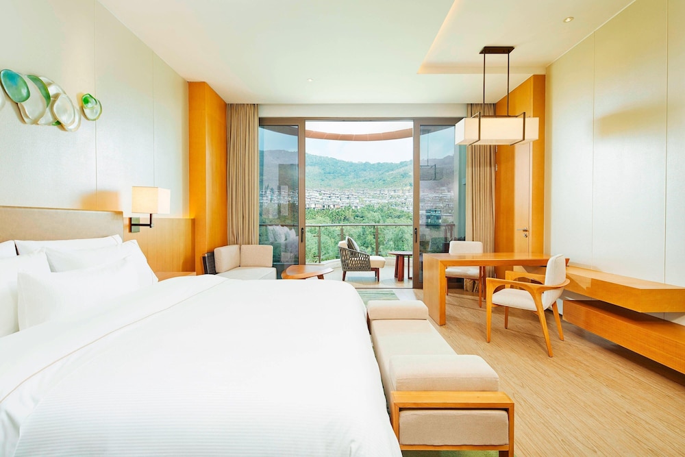 Family Room, 1 King Bed, Smoking, Mountain View