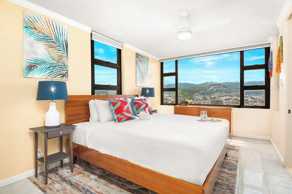 Premium Remodeled Condo with Ocean View and Parking: Condo, 1 Bedroom, Mountain View (0122) photo