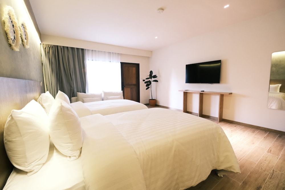 Superior Garden (1 way airport transfer) - Photo 1