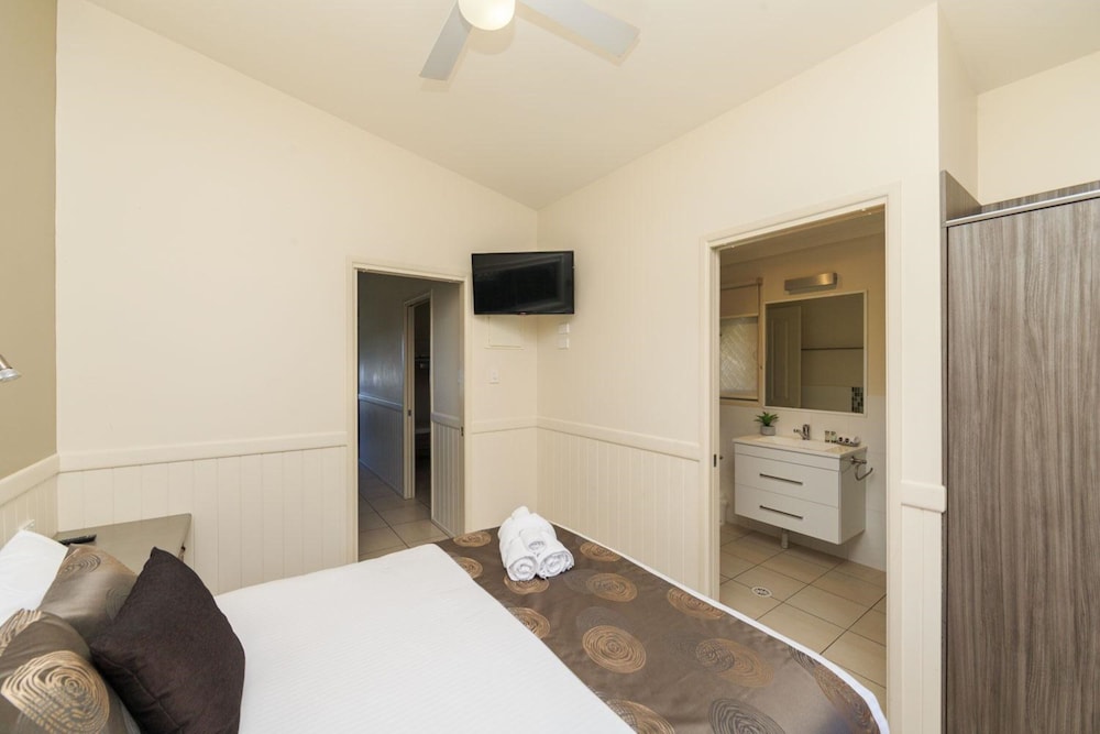 Superior Cabin - Sleeps 5 photo 1