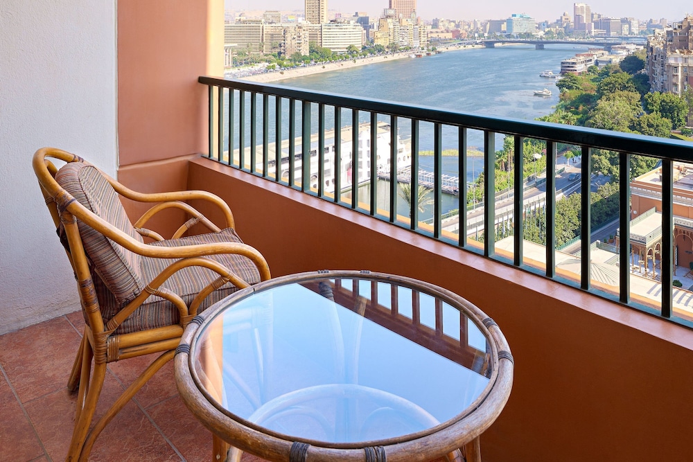 Suite, 1 King Bed, Balcony thumbnail 5