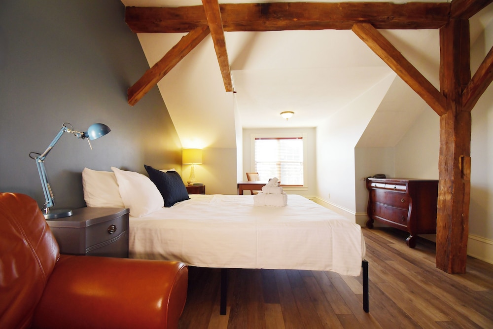 Deluxe Suite, 1 King Bed, Jetted Tub