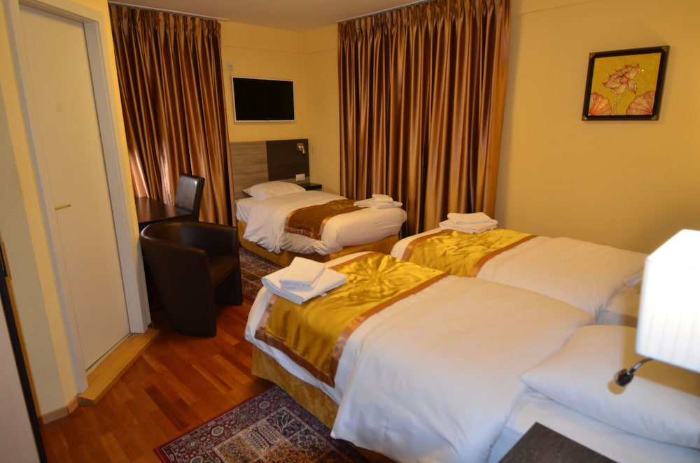 Triple Room, 3 Twin Beds photo 3