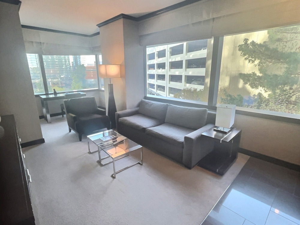 Executive Corner Suite Lower - 1BR - Photo 3