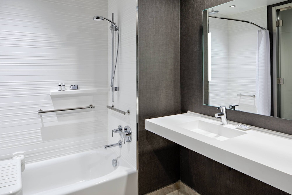 Room, 1 King Bed, City View (Mobility/Hearing Accessible, Tub) - Photo 3