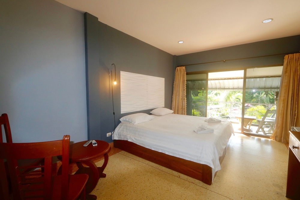 Standard Room, 1 King Bed, Balcony, Pool View photo 2