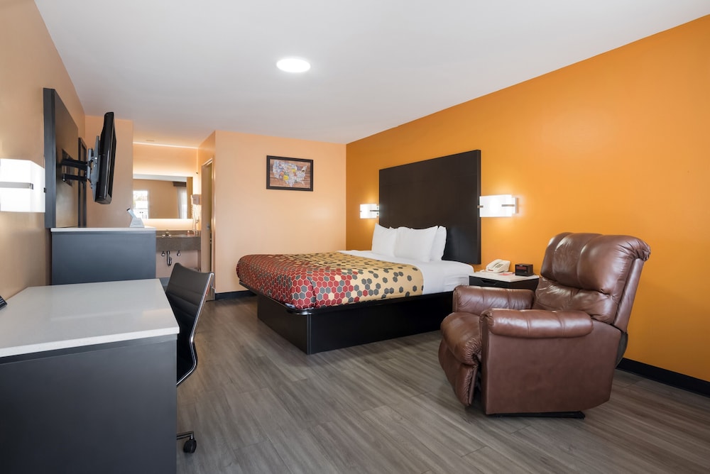 Basic Single Room, 1 King Bed, Non Smoking photo 1