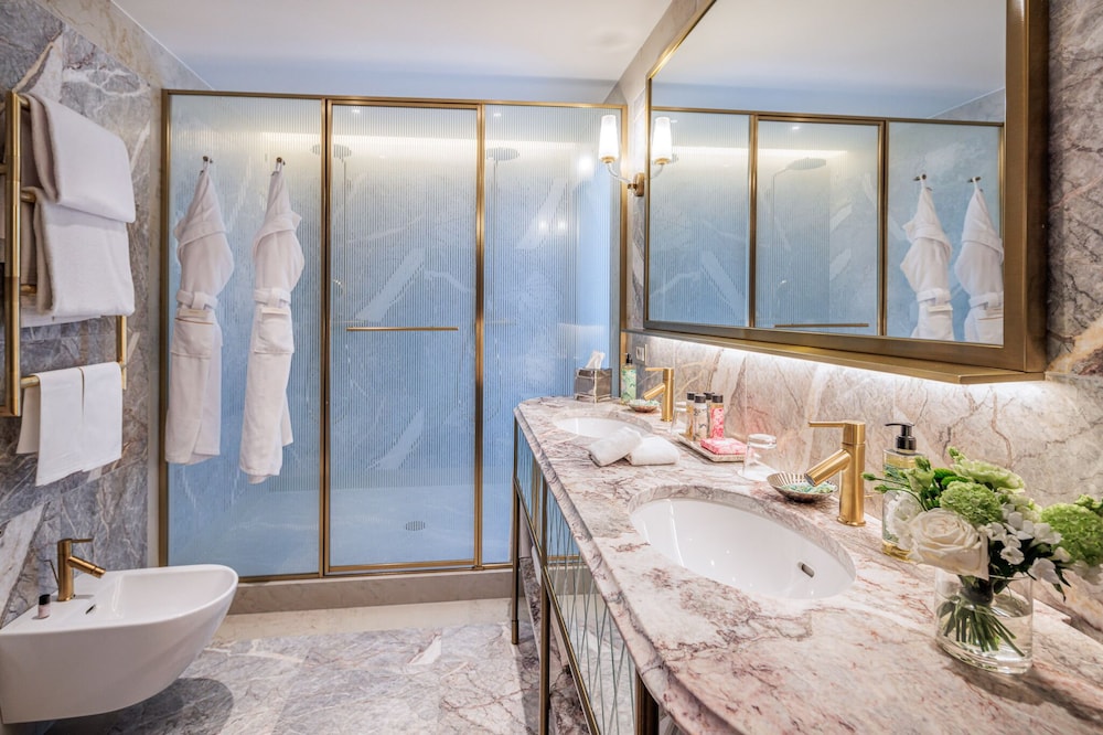 Deluxe Double or Twin Room, Lagoon View thumbnail 6