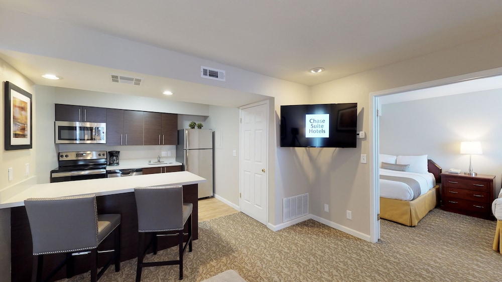 Signature Suite, 1 King Bed with Sofa bed, Accessible, Kitchen - Photo 2