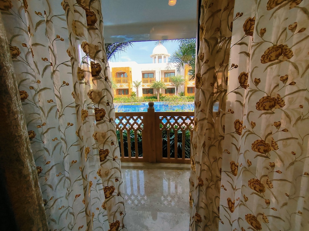 Premium Palace Suite First Floor Pool Facing - Photo 2