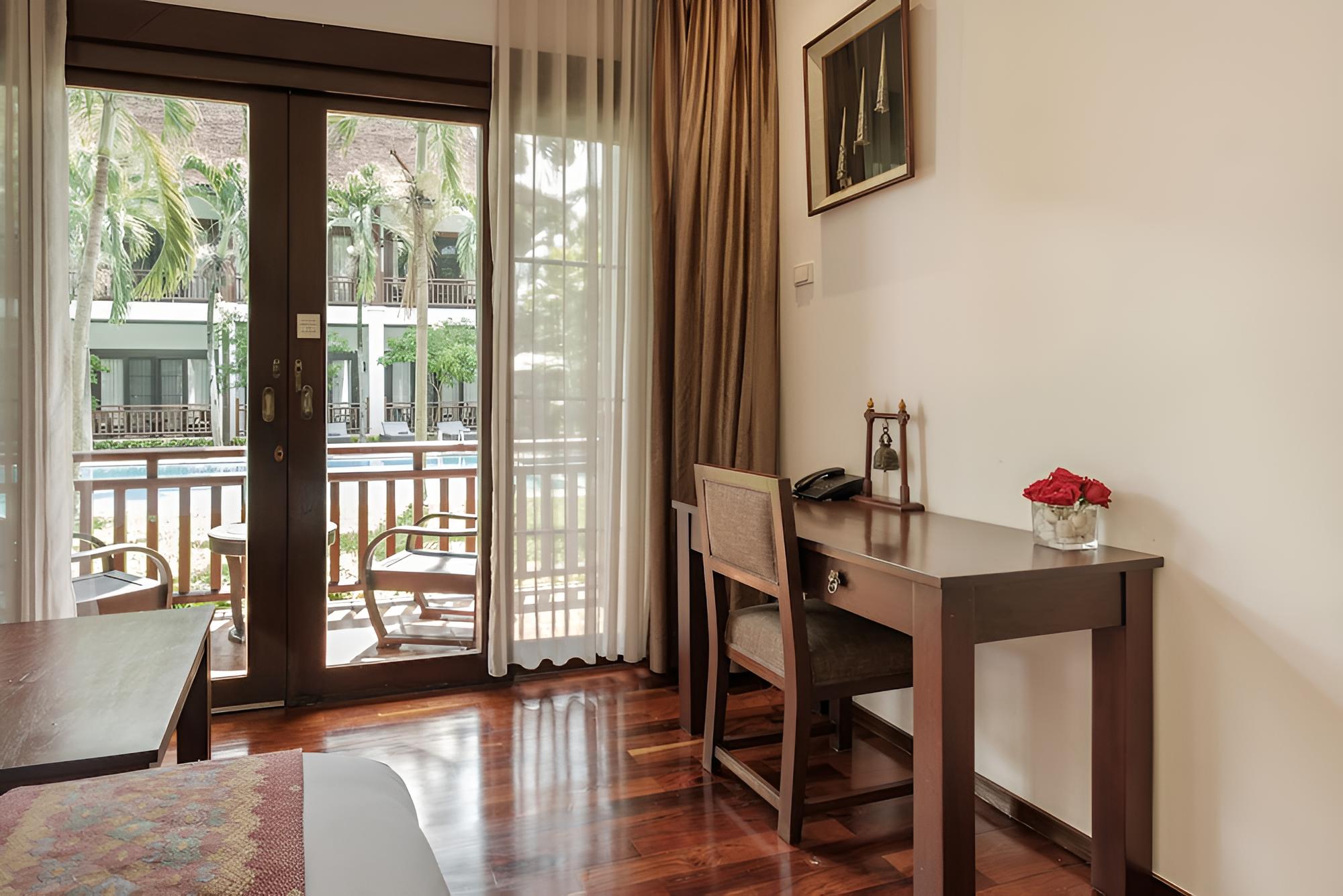 Premium Room, 1 King Bed, Balcony photo 2