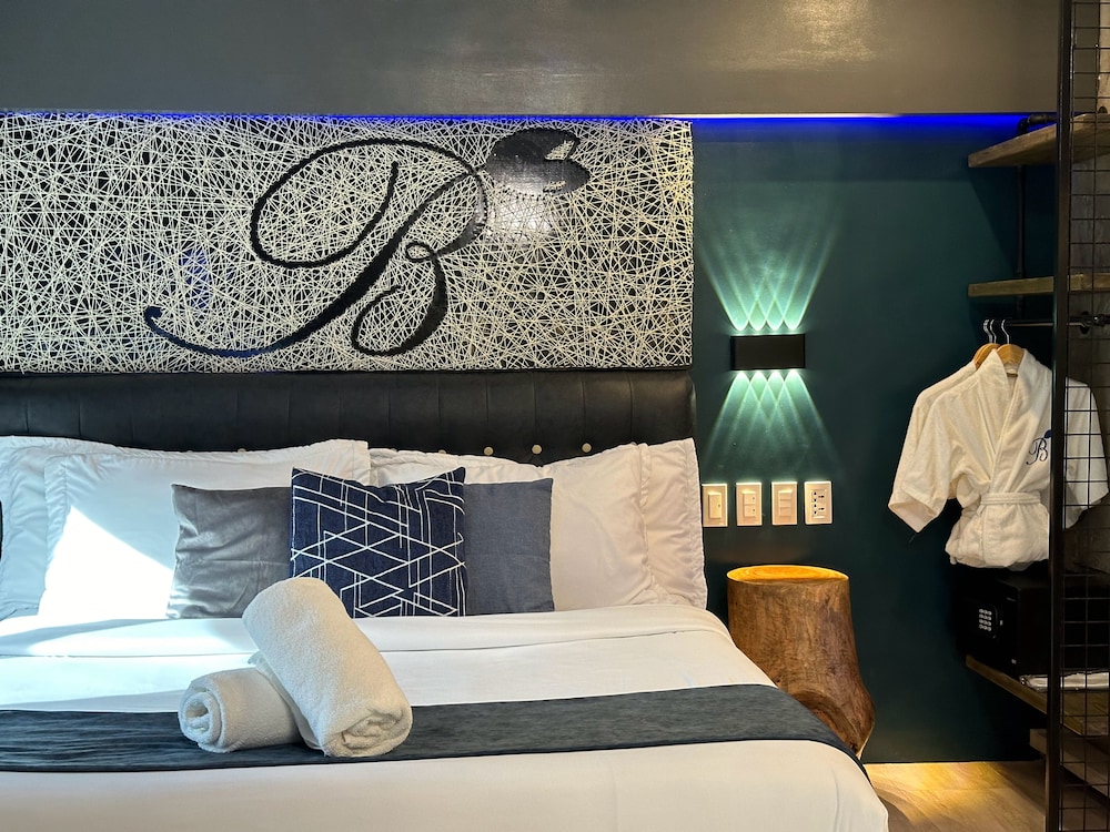 Deluxe Studio Suite, 1 King Bed with Sofa bed photo 1